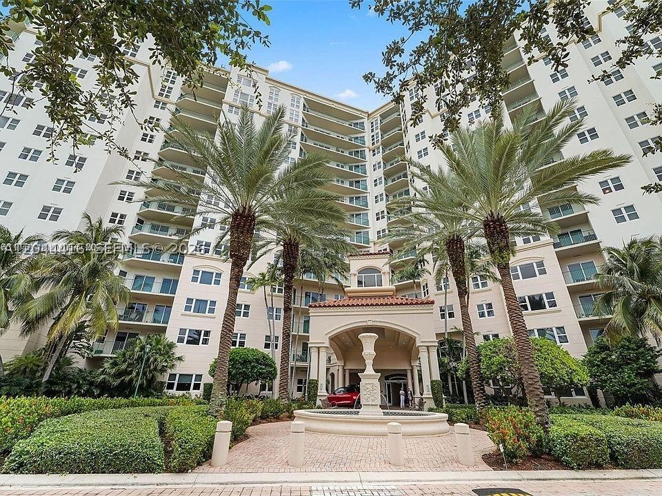 Beautiful 2BR/2BA condo in prestigious Turnberry Village! Bright split floor plan with ceramic floors, ope kitchen featuring granite countertops & stainless steel appliances, plus in-unit washer & dryer. Covered parking and a lot of amenities resort style including heated pool, fitness center, clubhouse, BBQ area, playground & 24-hour security. Prime Aventura location, steps from the golf course and minutes to Aventura Mall, beaches, shopping & dining. A+ Schools and much more.....