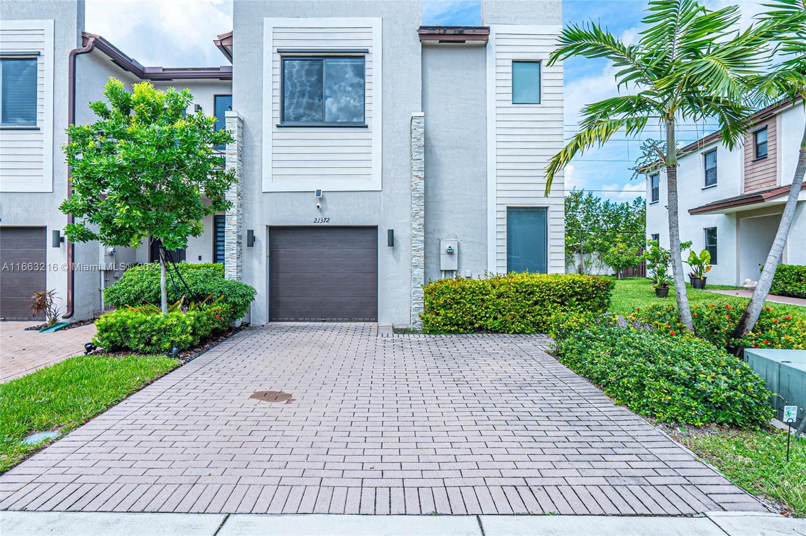 VIA VENTURE NEIGHBORHOOD - Residential Lease