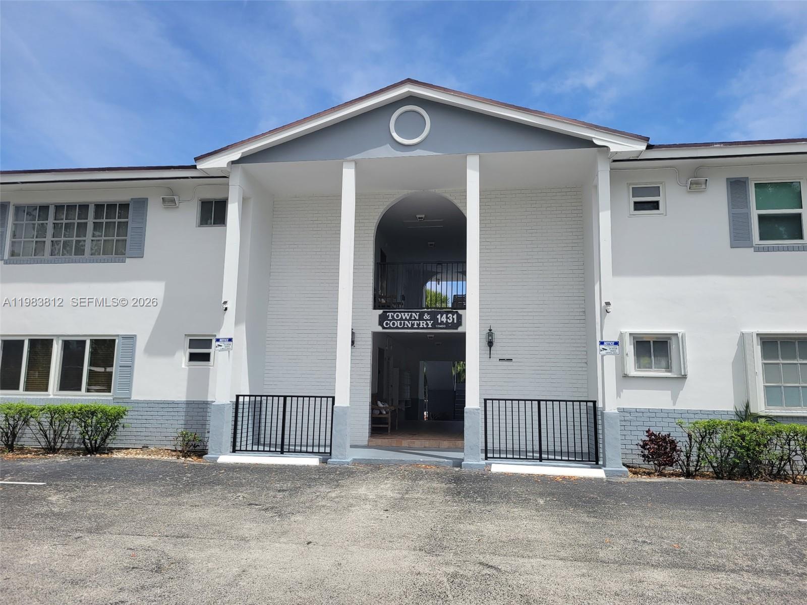 1 BED 1 BATHROOM. COMPLETELLY REMODELED* FIRST FLOOR APARTMENT IN PRESTIGIOUS DIPLOMAT GOLF COURSE, LOCATED AT EAST OF US-1, RIGH ON THE HOLYWOOD/HALANDALE BORDER. * TILE FLOORS AND NEW PAINTED * GLASS DIVISION IN THE BATHROOM *BIG CLOSET * BIG WINDOWS * SHUTTERS * NEW REFRIGERATOR *NEW HIGH EFICIENCY AIR ACONDITION SYSTEM * ENJOY THE BEAUTIFUL COMMUNITY POOL *WALKING DISTANCE TO THE BEACH, SHOPPING. NO RENTAL RESTRICTION, CAN BE RENT INMEDIATELY*