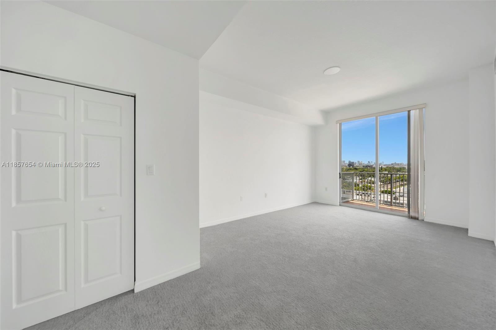 HOLLYWOOD STATION RES CON - Residential