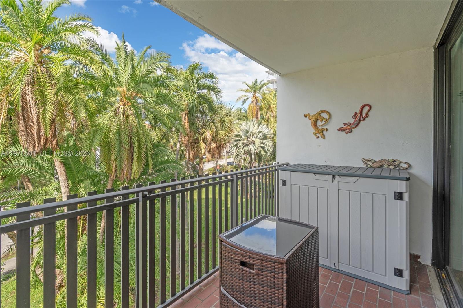 KEY BISCAYNE ONE HUNDRED - Residential