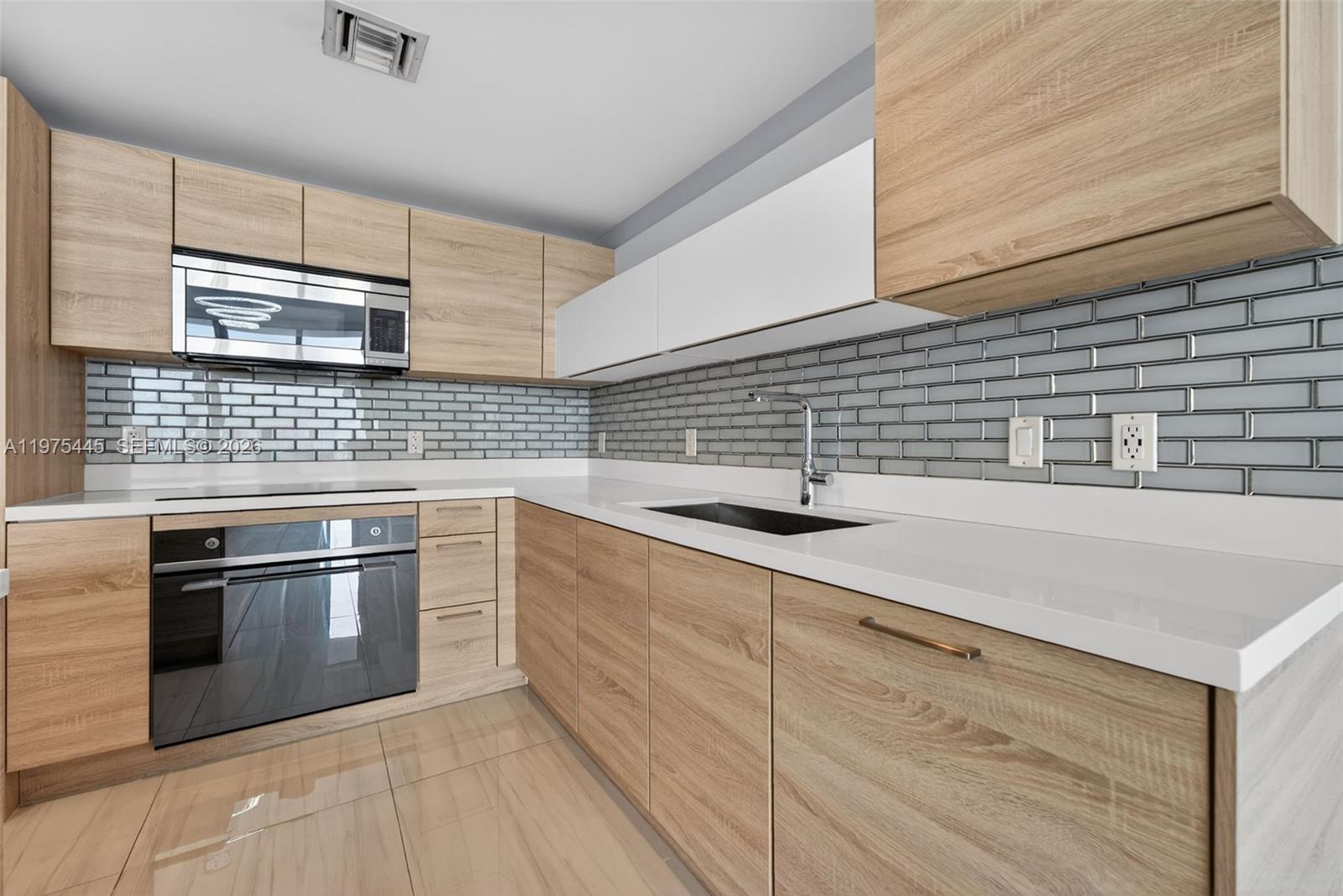 THE HARBOUR SOUTH CONDO - Residential