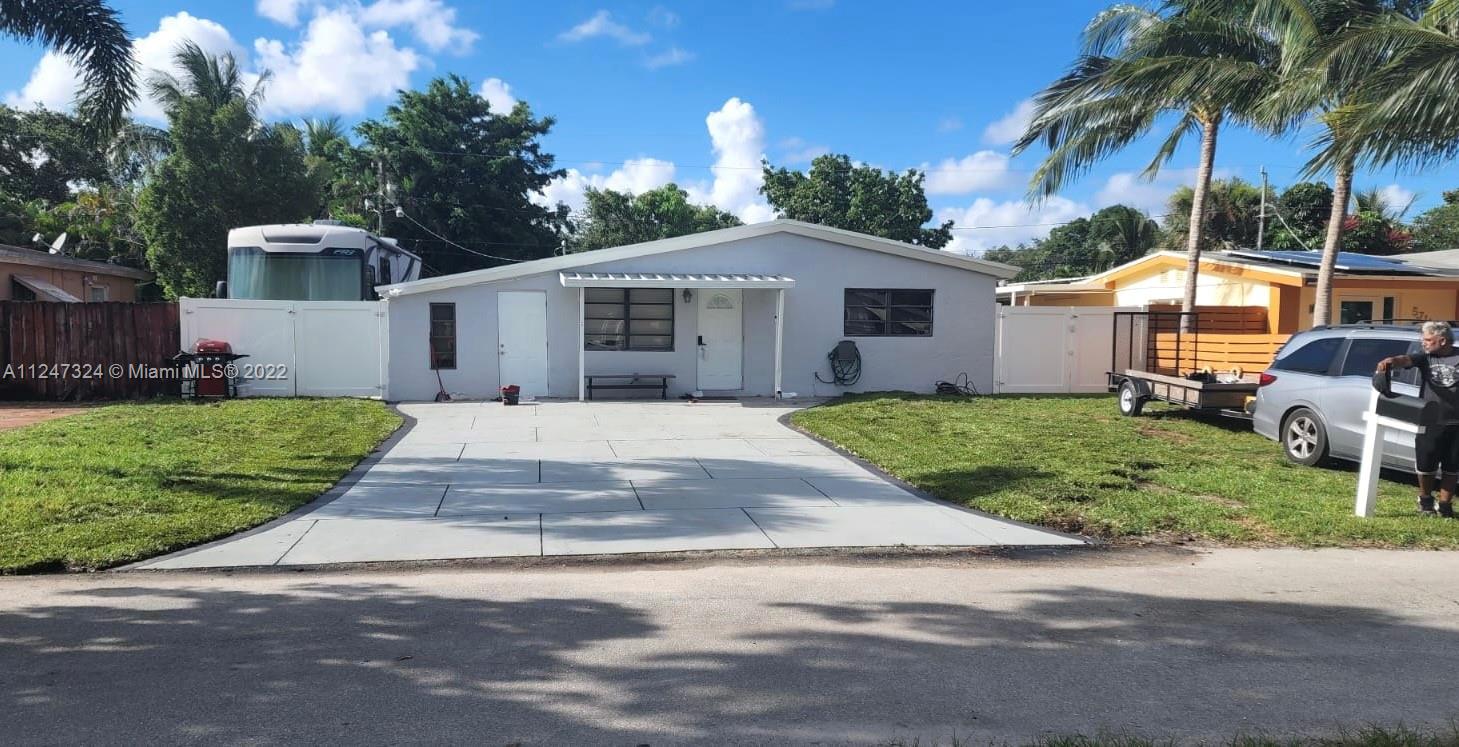 Three-bedroom, two-bathroom house with a large fenced-in backyard. Lots of windows and natural light in all the rooms. This property is very close to houses of worship, schools, shops, and much more, including the guitar hotel/Hardrock casino. The Master bedroom has a separate entrance and can be used as an individual unit.
Nice large backyard with a covered area.
