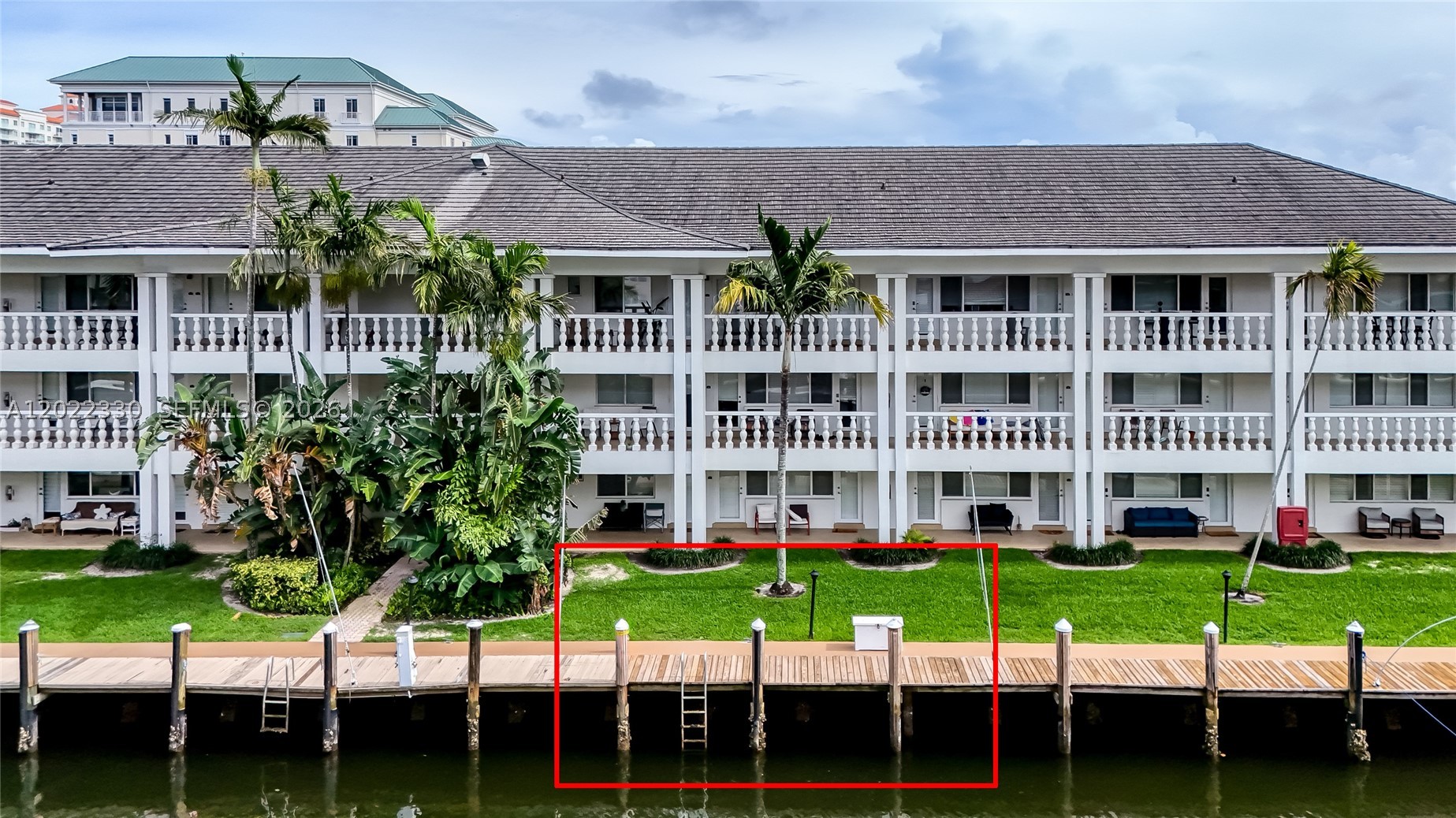 WATERSIDE ON THE INTRACOA - Residential