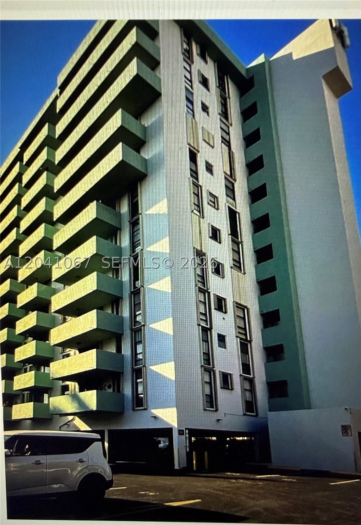 Spacious 1 bed 1 bath condo located within a desired community. Centrally located off palmetto, restaurants, shopping and many others. Building well kept and secured. Big master and walk in closet.