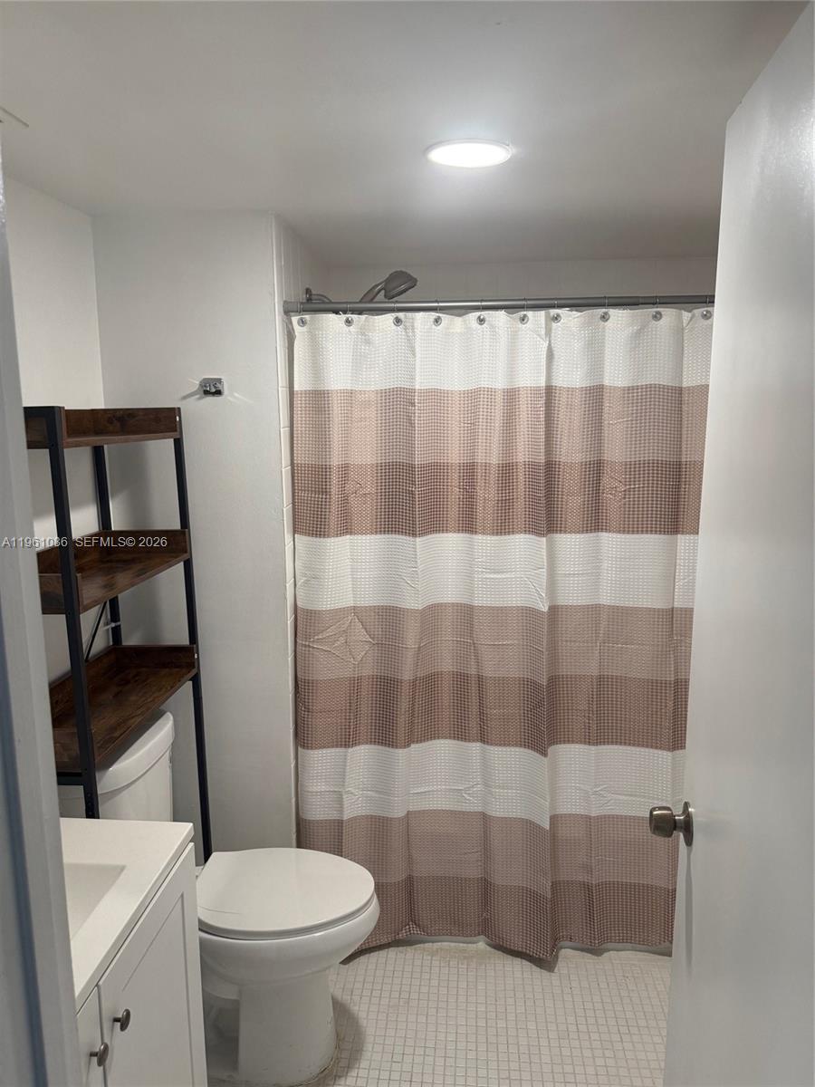 SHERWOOD SQUARE CONDOMINI - Residential Lease