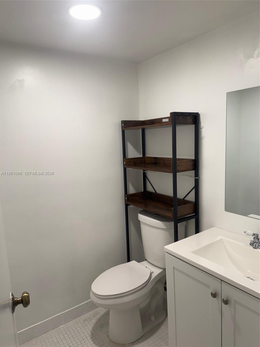 SHERWOOD SQUARE CONDOMINI - Residential Lease