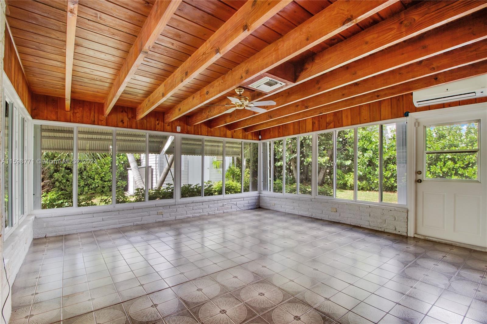 TROPICAL ISLE HOMES SUB 1 - Residential
