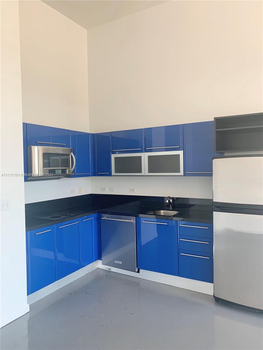 East facing studio with direct views to Bayfront Park, Biscayne Blvd and the FTX Arena. Walking distance to metro mover, Bayside mall and many great restaurants like Ceviche 105, Pollos & Jarras and Ten Fruits. Building features the best amenities in downtown including multiple pools with views to the bay, state of the art fitness center, 24 hour concierge and valet, business center and more. 1 assigned parking space located on the same floor and 1 storage unit. Washer/dryer inside the unit.
