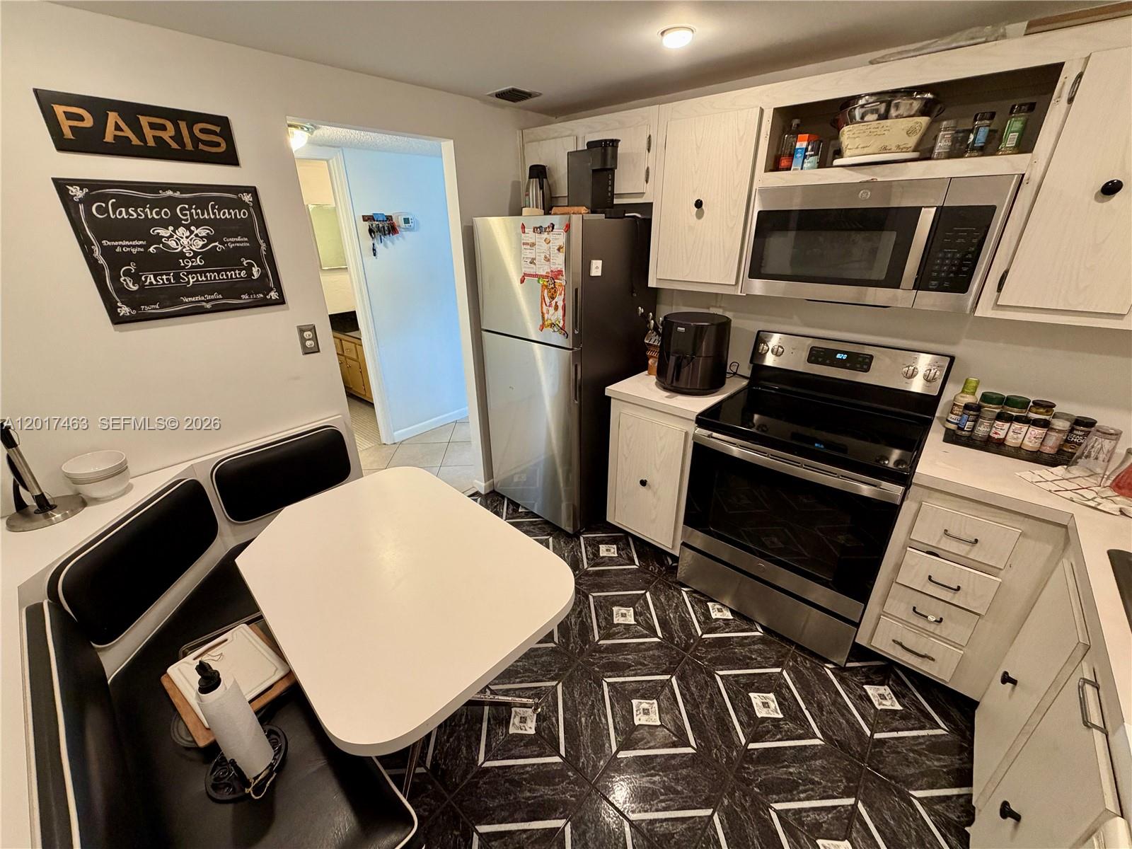 HALLMARK OF HOLLYWOOD CON - Residential