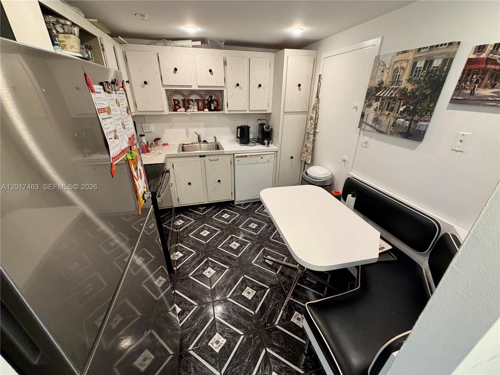 HALLMARK OF HOLLYWOOD CON - Residential