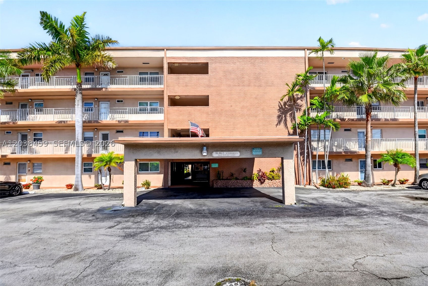 VILLAGE ROYALE ON THE GRE - Residential