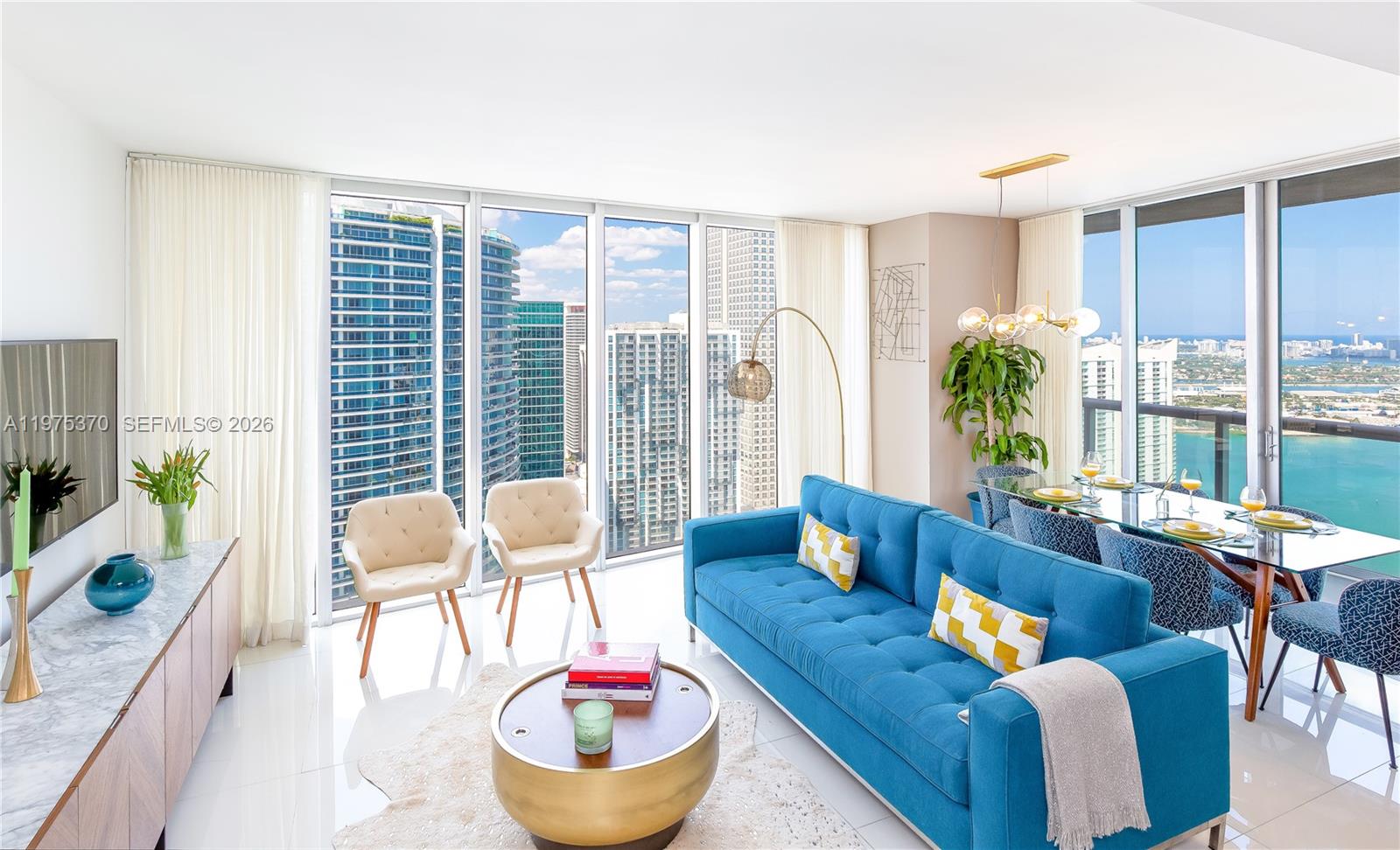 Upscale apartment professionally decorated and FULLY equipped. No need to remodel, repaint, refurnish: collect rentals from Day 1. Stunning views from the 47th floor. Don’t miss this opportunity!  Clearly, the BEST LINE in the building by views and distribution
