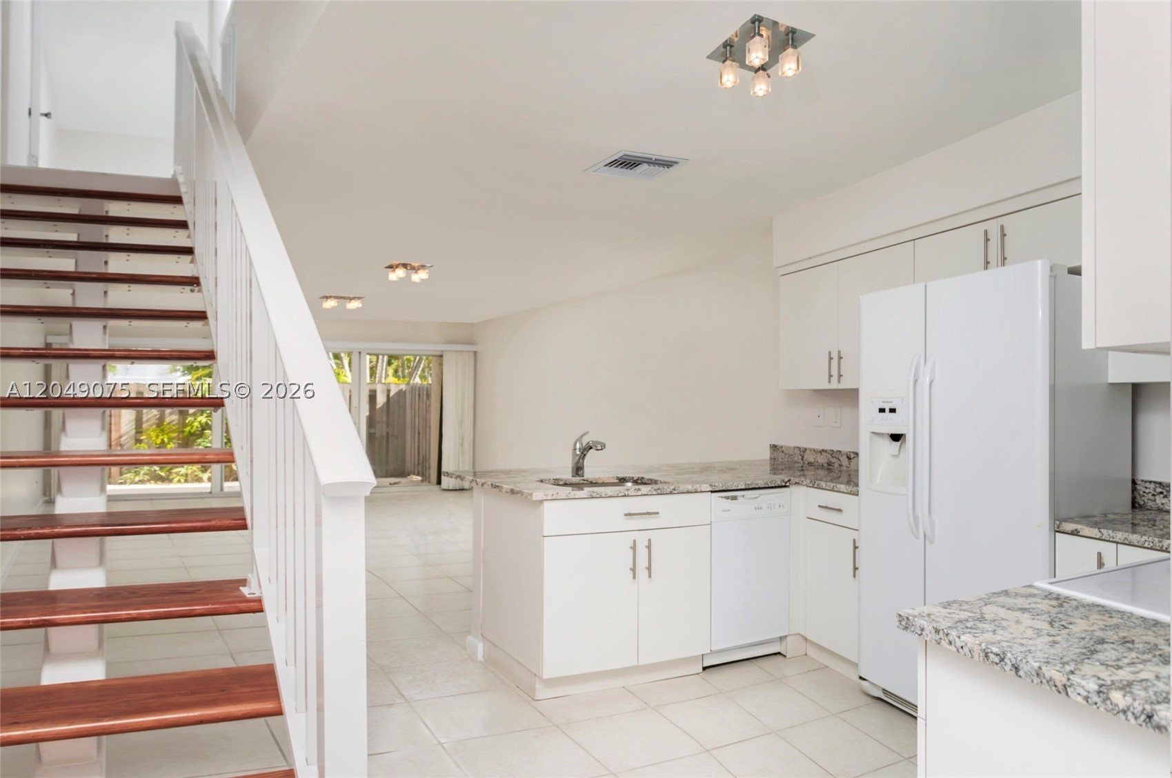 Lovely corner townhome in Palmetto Bay. Contemporary style with a custom kitchen & large granite peninsula. A spacious dining & family room, wall-to-wall sliding glass doors, storm shutters & a gated patio. The open staircase leads to generously sized bedrooms and big walk-in closet. Residents have 2 reserved parking spaces in front, access to great public schools, Clubhouse & pool. The Falls shopping center is nearby, along with neighborhood dining, shopping and entertainment. Pets are allowed.