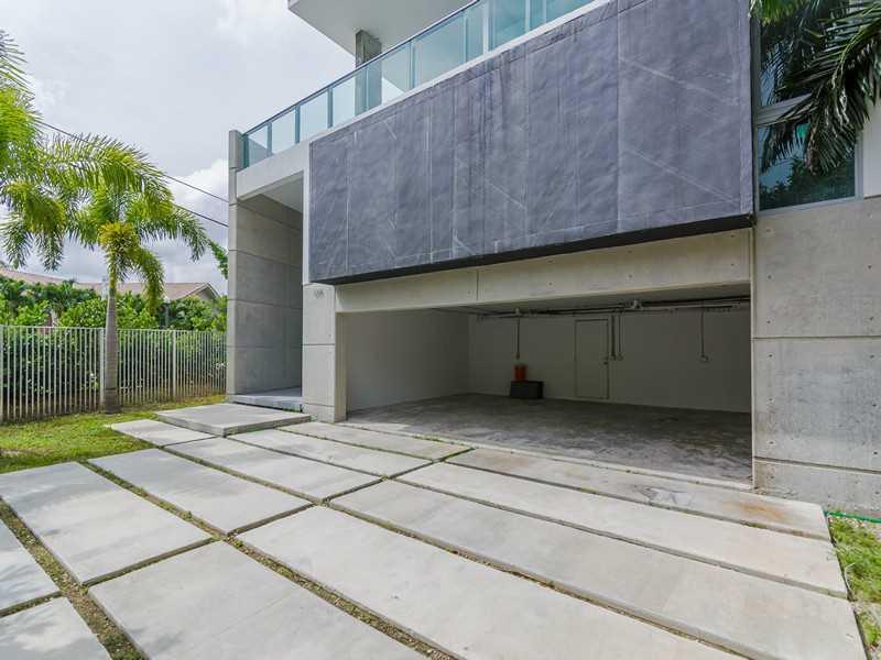 Spectacular band new home in the Venetian Islands. Modern design, open spaces, high ceilings and lots of natural light! Ipe wood decking and 110 feet on the water! Great opportunity to customize and pick your finishes!