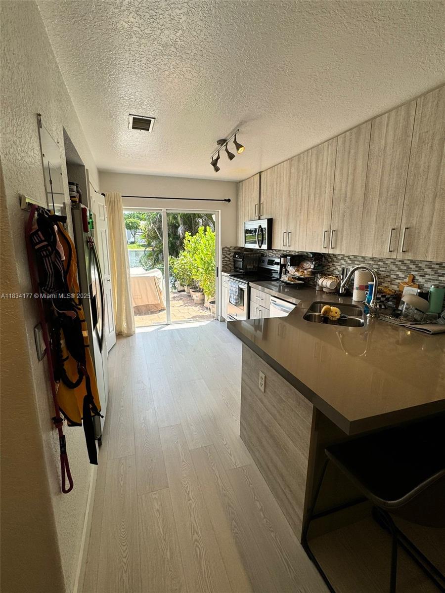 DORAL GRAND CONDO - Residential Lease