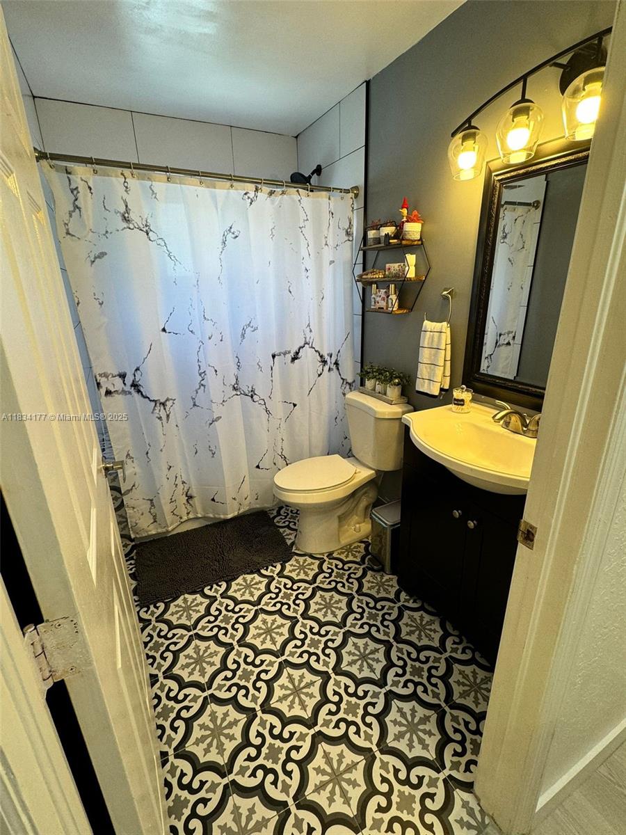 DORAL GRAND CONDO - Residential Lease