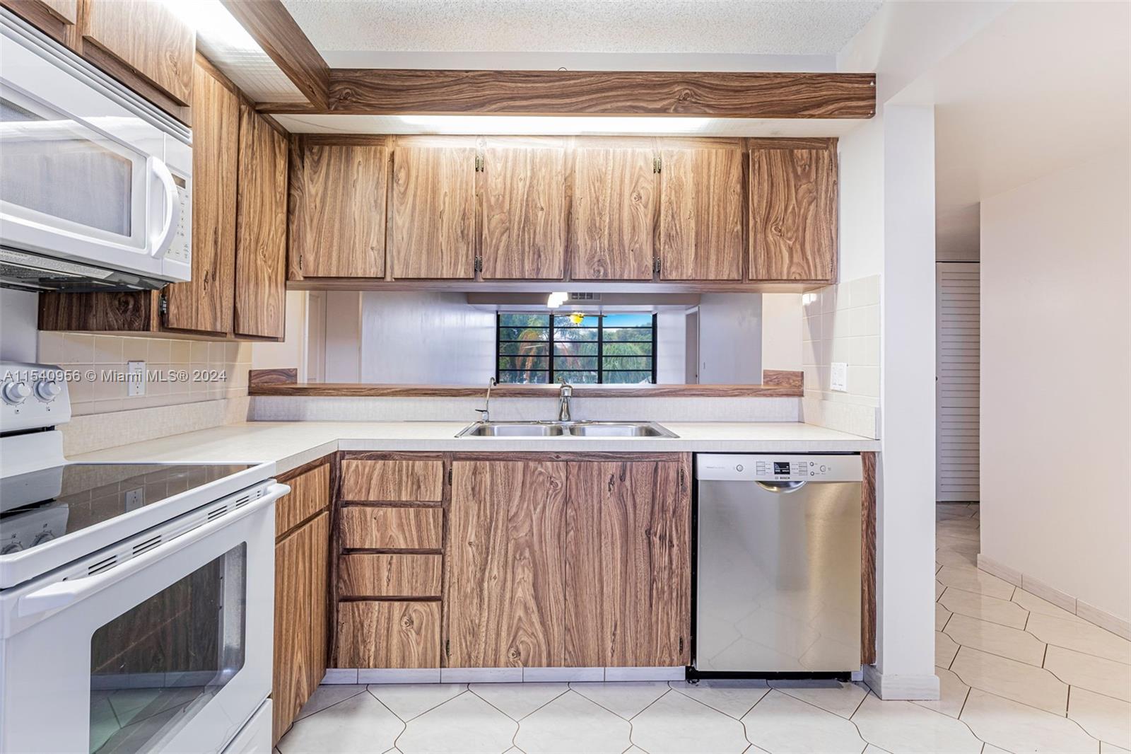 CONDO 19 OF WHITEHALL CON - Residential Lease