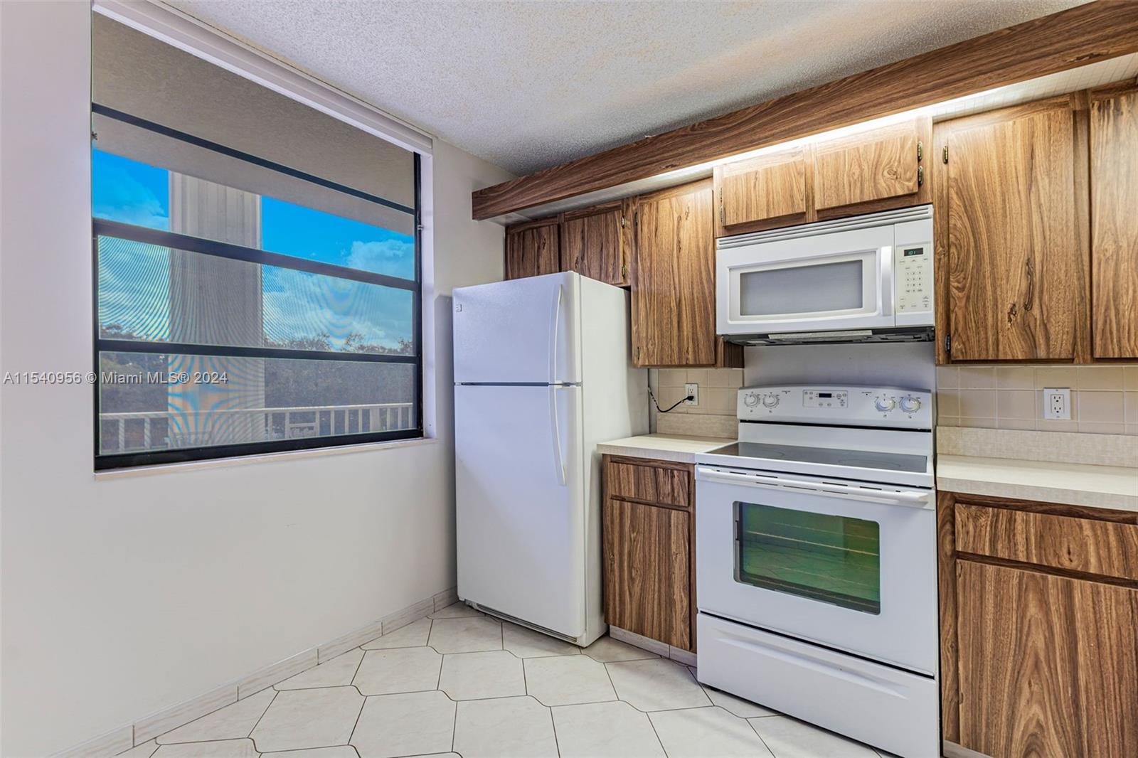 CONDO 19 OF WHITEHALL CON - Residential Lease