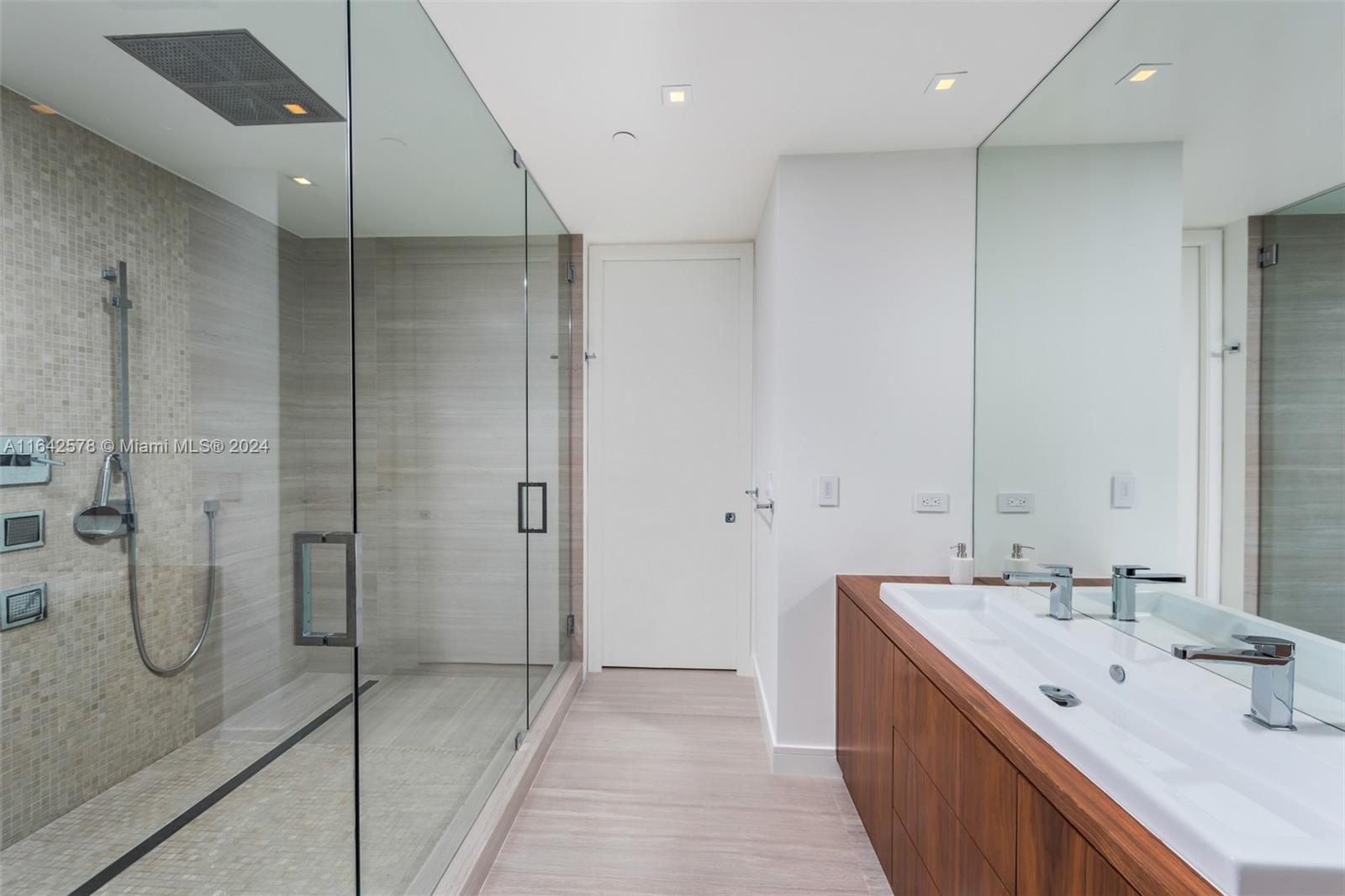 CONTINUUM ON SOUTH BEACH - Residential