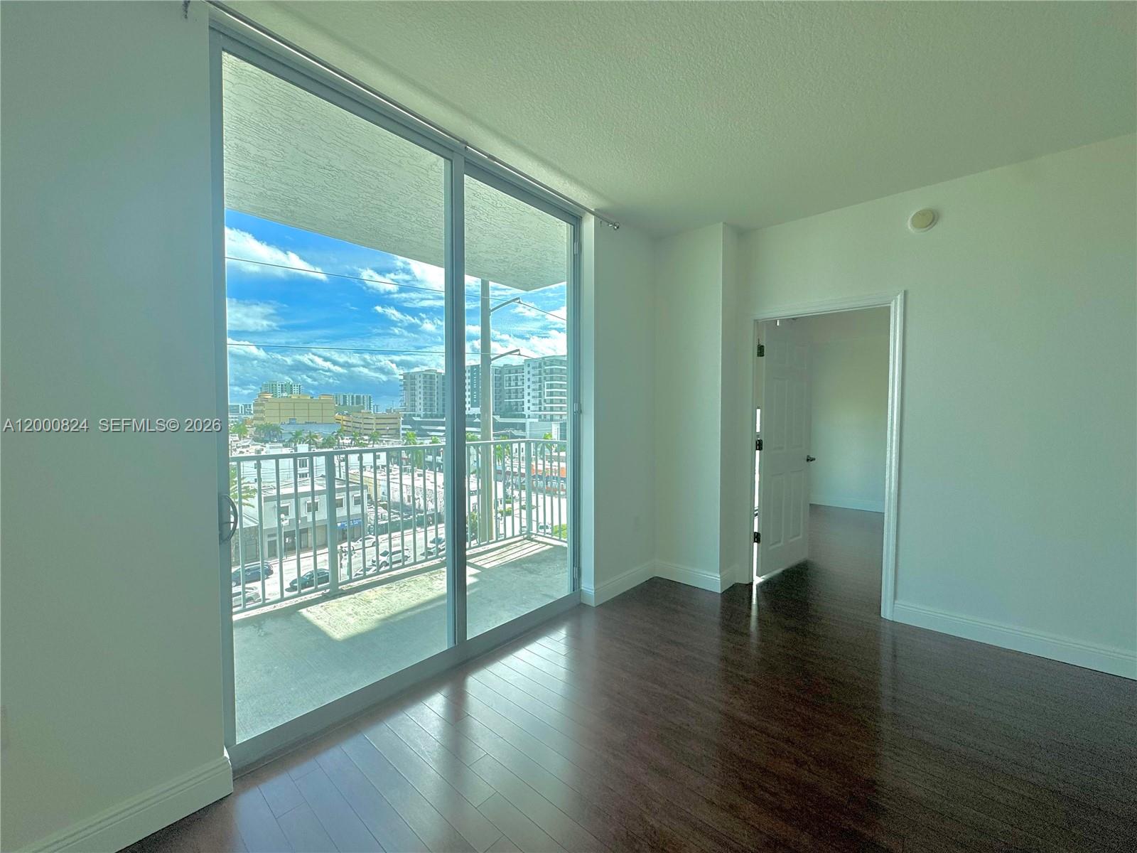 HOLLYWOOD STATION RES CON - Residential