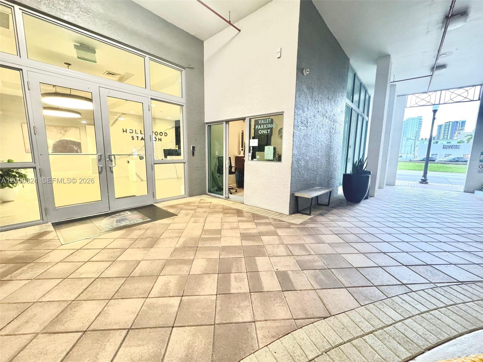 HOLLYWOOD STATION RES CON - Residential