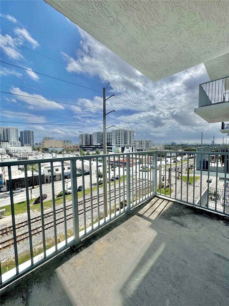 HOLLYWOOD STATION RES CON - Residential