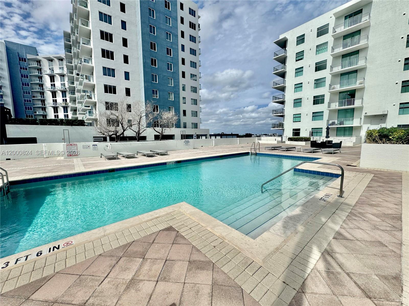 HOLLYWOOD STATION RES CON - Residential
