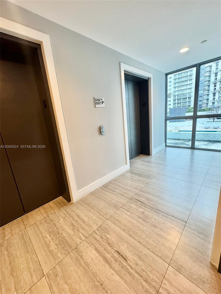 HOLLYWOOD STATION RES CON - Residential