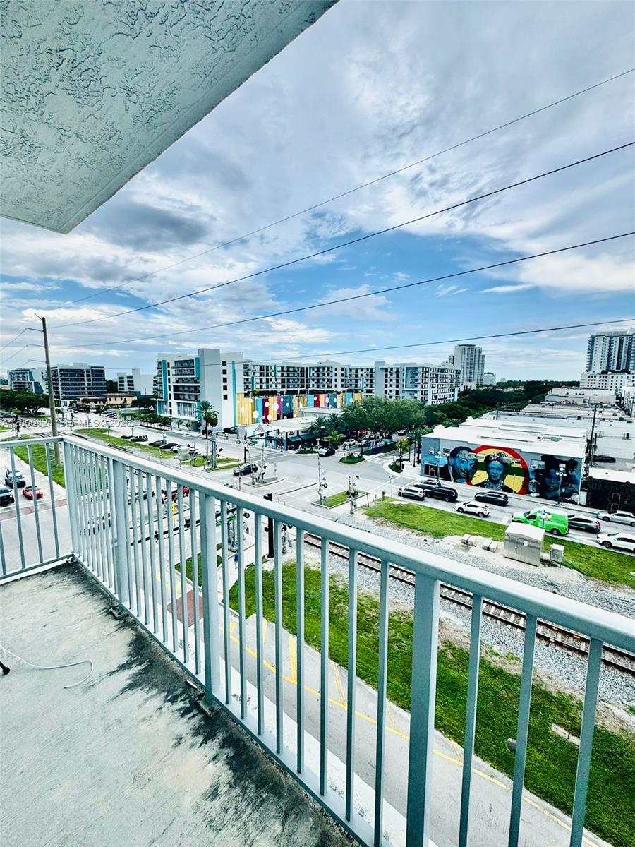 HOLLYWOOD STATION RES CON - Residential