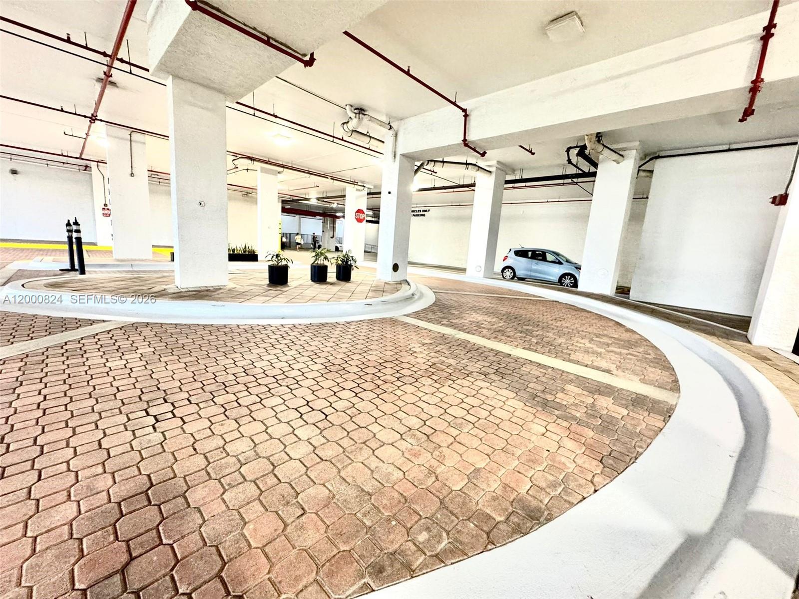 HOLLYWOOD STATION RES CON - Residential