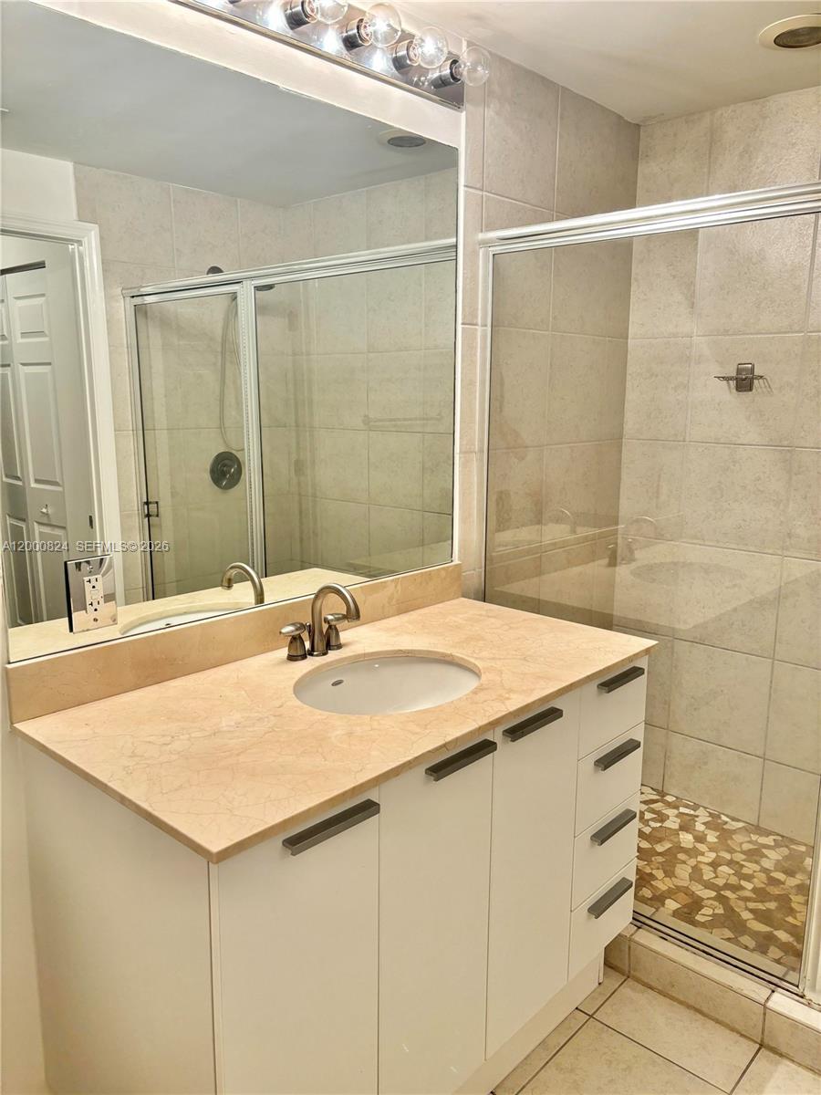 HOLLYWOOD STATION RES CON - Residential