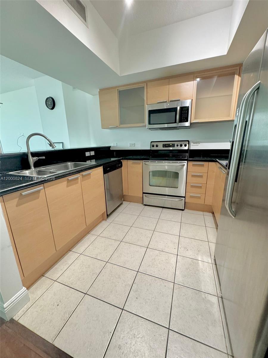 HOLLYWOOD STATION RES CON - Residential
