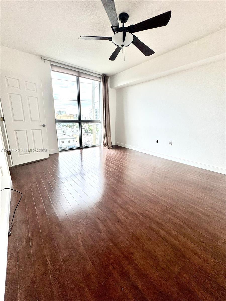HOLLYWOOD STATION RES CON - Residential