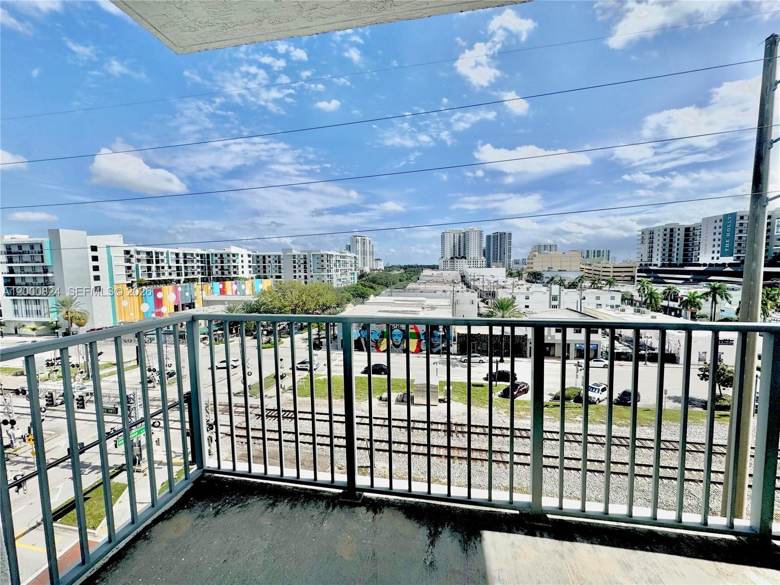 HOLLYWOOD STATION RES CON - Residential
