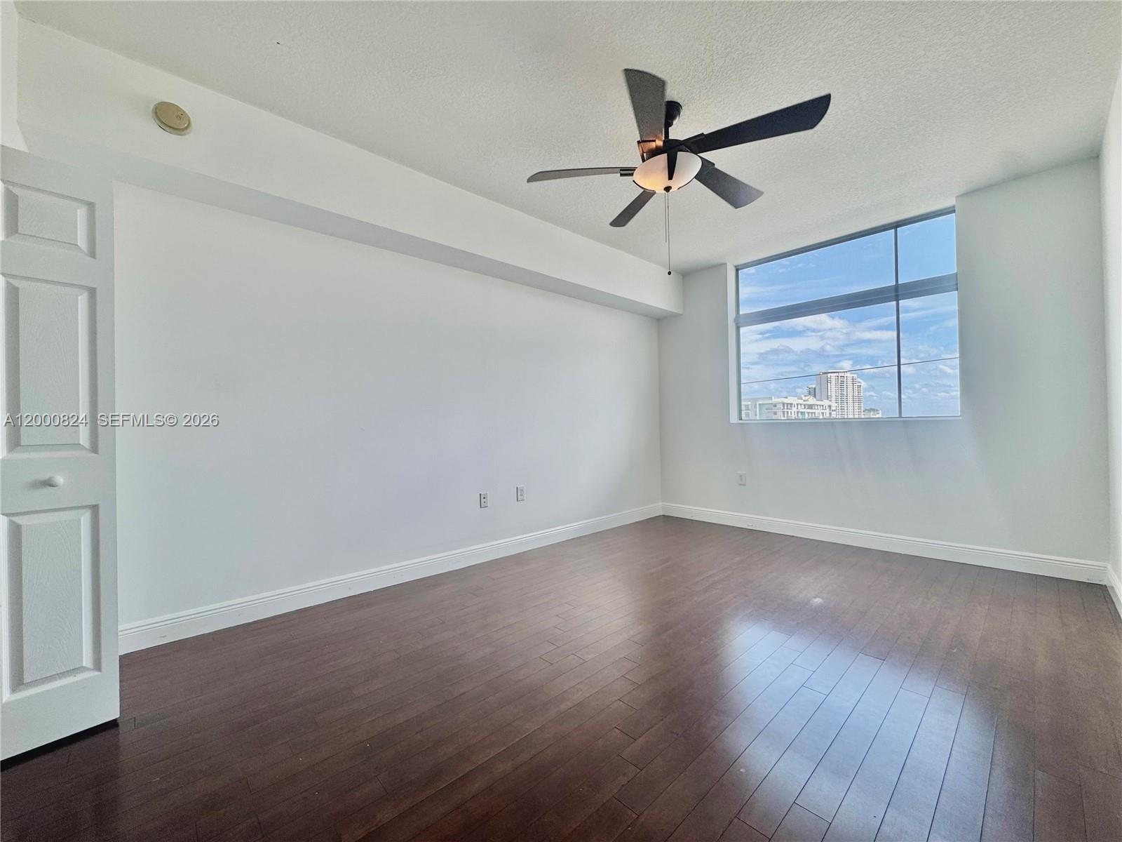 HOLLYWOOD STATION RES CON - Residential