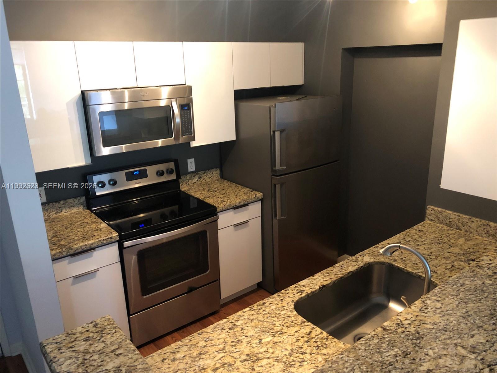 AMAZING CONDO LOCATED IN GORGEOUS REGENT PARK CONDOMINIUM AT DOWNTOWN HOLLYWOOD BEACH. MODERN OPEN KITCHEN,HIGH CEILINGS,WASHER AND DRYER IN UNIT.NEW AC UNIT. THIS GREAT COMPLEX OFFERS A SWIMMING POOL, JACUZZI, EXERCISE ROOM AND BARBECUE AREA. MINUTES TO THE BEACH. WALK TO RESTAURANTS AND SHOPS. ALL DOWNTOWN HOLLYWOOD HAS TO OFFER IS RIGHT OUTSIDE YOUR DOOR.