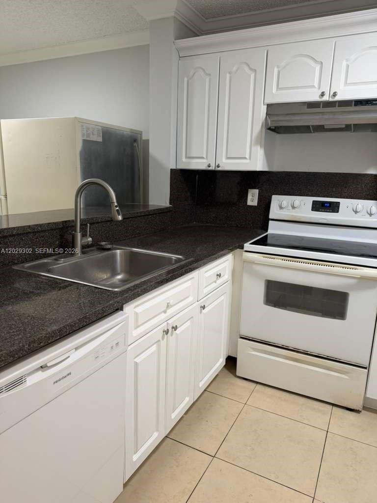 This spacious and bright 2-bedroom, 2-bathroom unit offers the perfect blend of comfort and convenience. Step inside to a generous living area, ideal for entertaining or unwinding after a long day. The building is centrally located, giving you easy access to shopping, dining, and entertainment options. Plus, enjoy the added convenience of an on-site laundry facility right in the building.