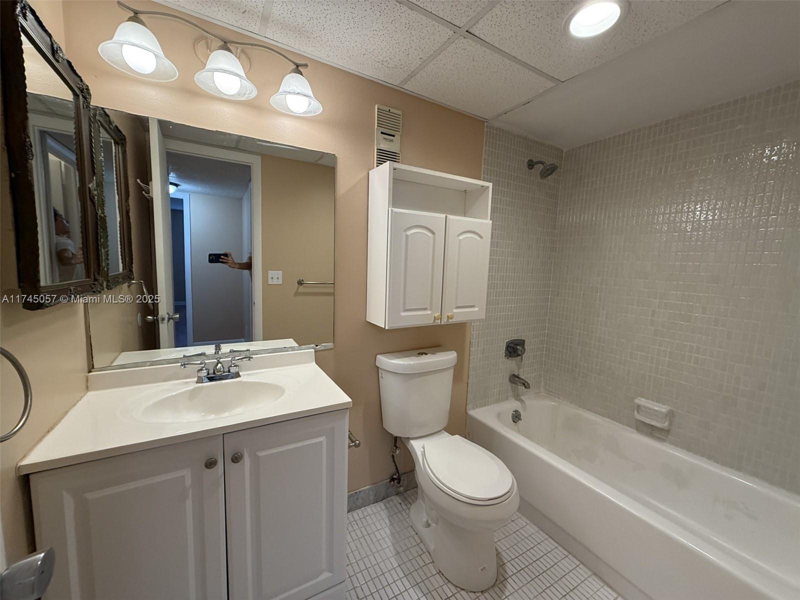BREAKWATERS OF THE PALM B - Residential Lease