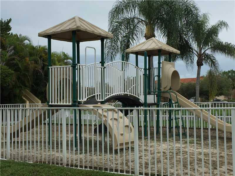 LE CLUB AT OLD CUTLER CON - Residential Lease