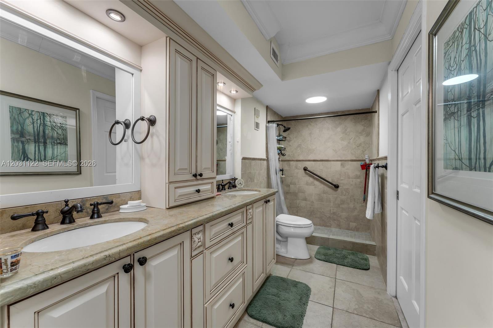 SOVEREIGNS CONDO - Residential