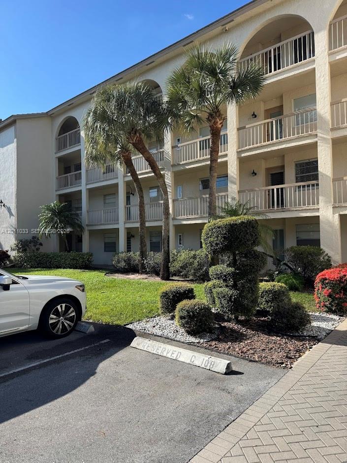 Great golf community. Well kept 55 = community of Wynmoor. 
Owner says sell fully furnished. Mix of brand new items .Everything stays. Come see what this beautiful 24/7 guard gated community is about. 
Easy parking. Easy commute with the community buses taking you to shopping.