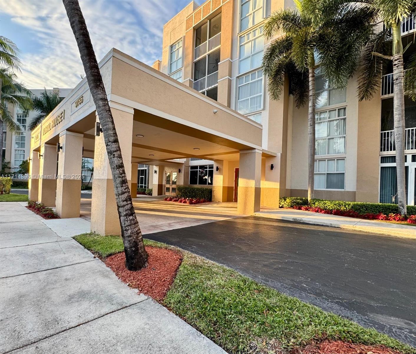 DORAL HOUSE CONDO NO 1 - Residential