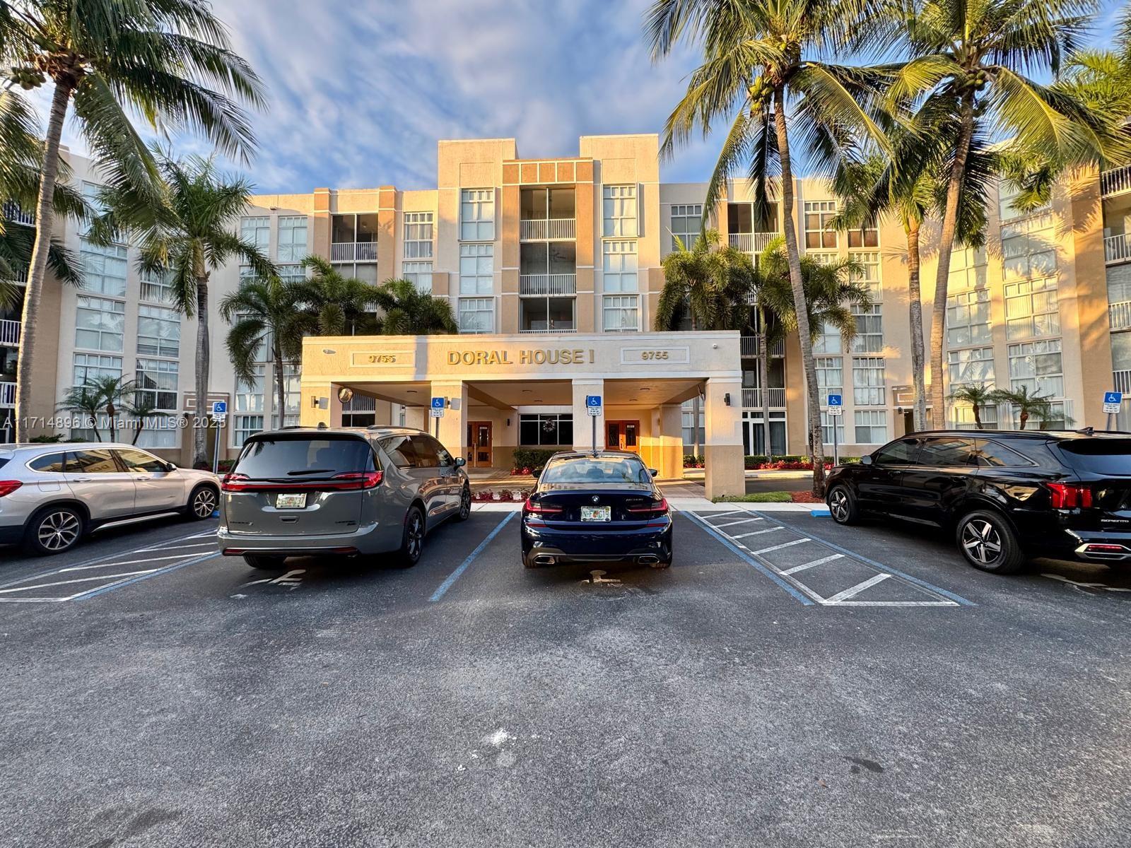 "LOCATION, LOCATION", Perfect for a Family that wants to live near of the best schools A+ and public parks in the spectacular city of Doral, Condo 2b/ 2b, has an excellent distribution and very comfortable spaces. The Master Bedroom has a very large bathroom and walking closets. Complex Residents will also have access to the magnificent Doral Park clubhouse, golf field, tennis courts, pool, gym and ballroom. Don't miss the opportunity.