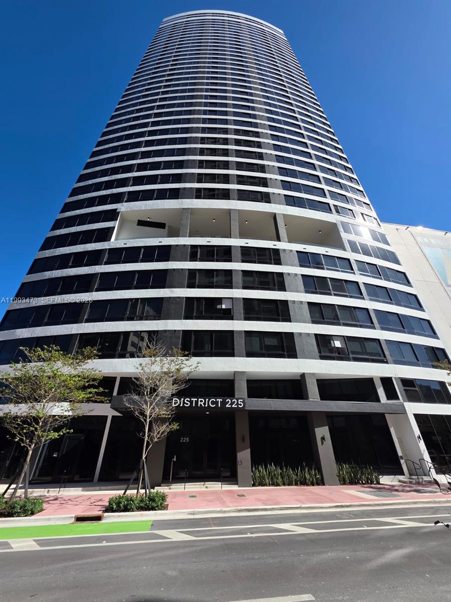 New luxury condo-hotel at District 225, located in the heart of Downtown Miami. Fully furnished unit, turnkey and ready for short-term rentals. Allows daily Airbnb-style rentals with no restrictions.

Resort-style amenities include a rooftop pool, fitness center, coworking spaces, and 24-hour security. Prime location near Miami Worldcenter, Brightline, Bayside, and the Kaseya Center.

Excellent investment opportunity.