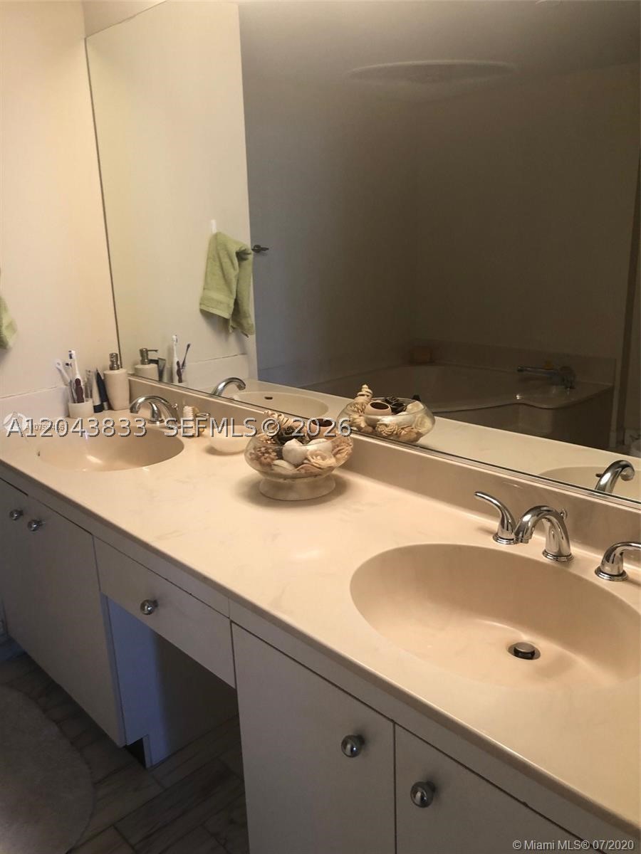 TOWERS OF QUAYSIDE CONDO - Residential