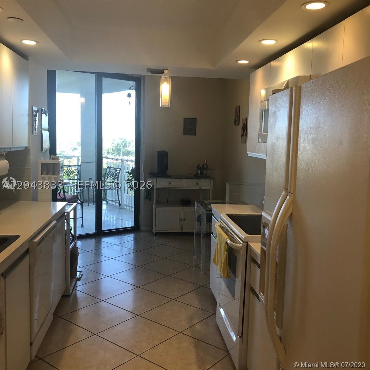 TOWERS OF QUAYSIDE CONDO - Residential