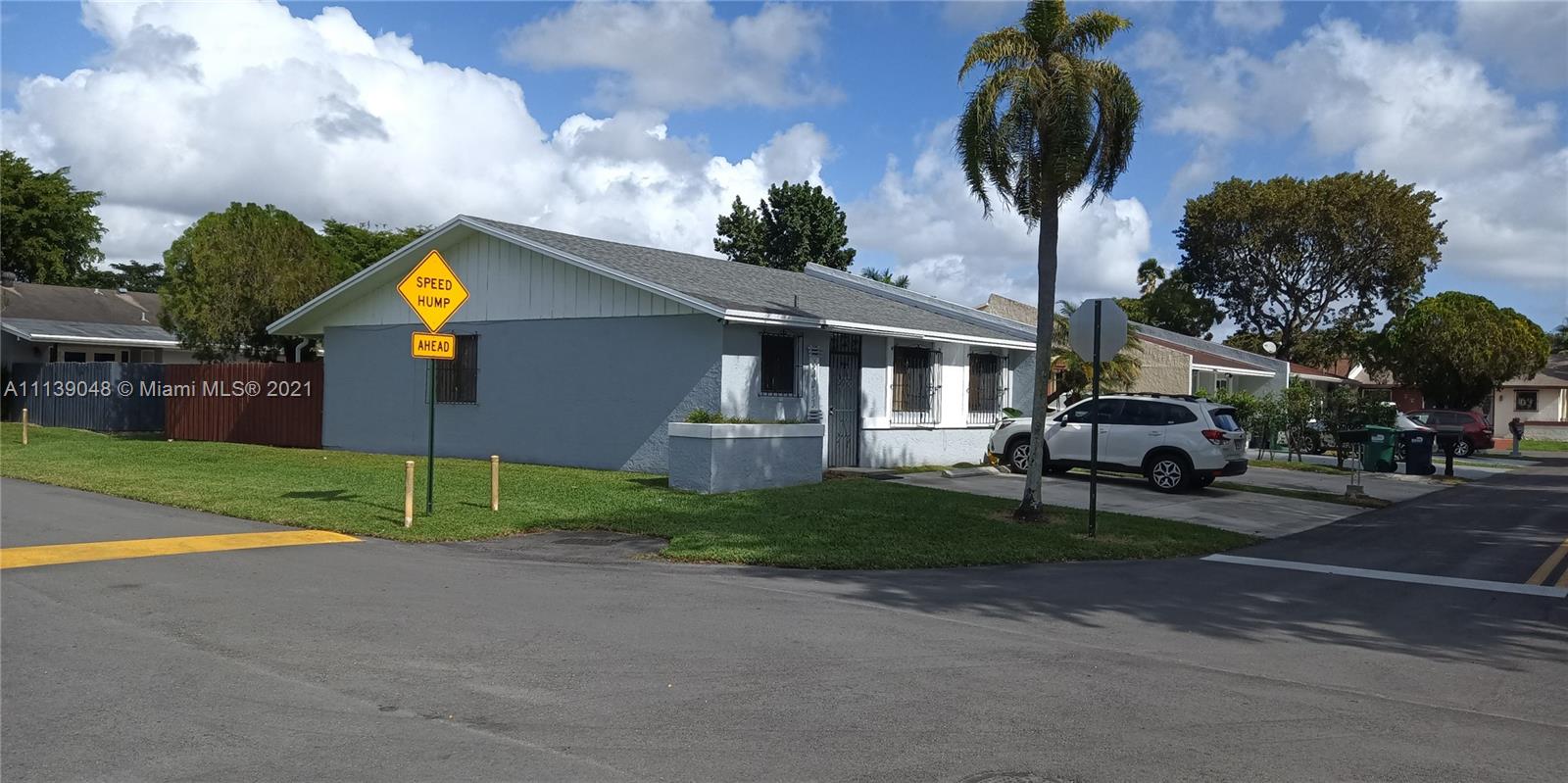 NEWLY RENOVATED KITCHEN & BATHROOMS, ALL NEW APPLIANCES.  Ideal 3/2 corner Villa , spacious and close to schools, shopping & restaurants. Move in ready, No Pets, 700 or higher credit score (no exceptions). Lease Application, Rules & Regulations attached to listing. Supra Lockbox access.