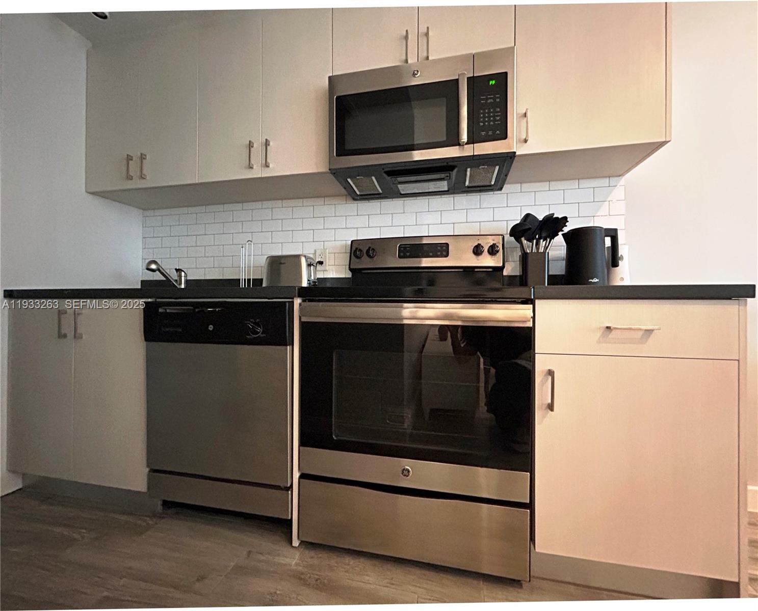1035 EUCLID CONDO - Residential Lease