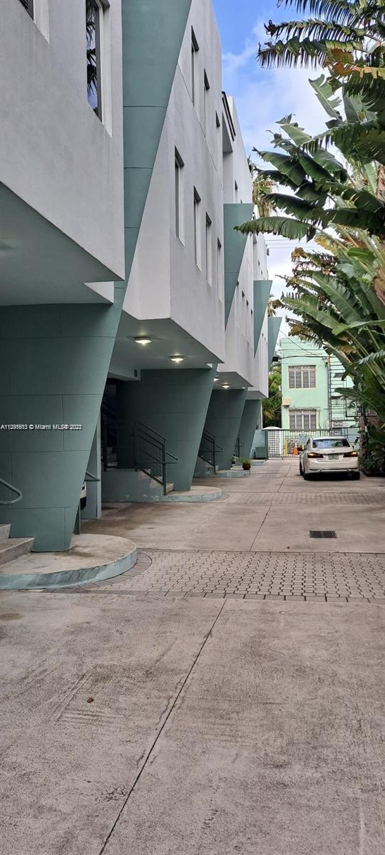 FLAMINGO PARK VILLAS COND - Residential Lease